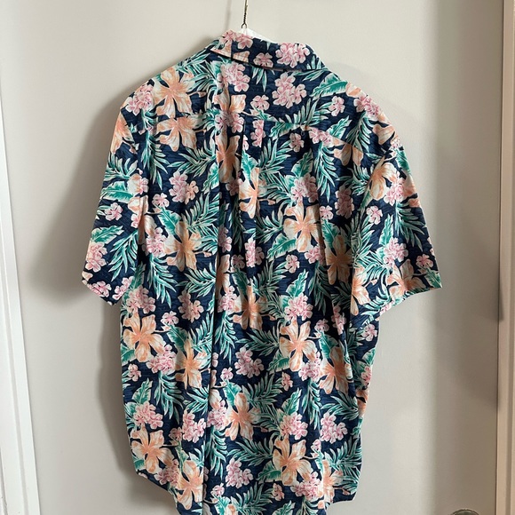 Vineyard Vines Men’s Large Hawaii Style Classic Tucker Fit button down short - Picture 3 of 3